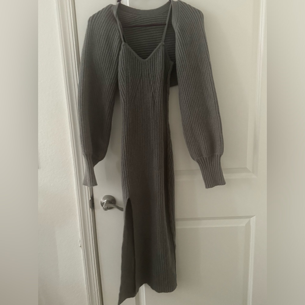 Long sweater dress with slit at the bottom with separate sleeves